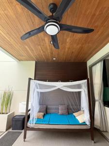 Beachfront With 50M pool Jacuzzi access-Pattayaにあるベッド