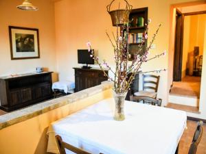 Fiorenzuola di FocaraSpacious apartment in a stone farmhouse的花瓶上的桌子