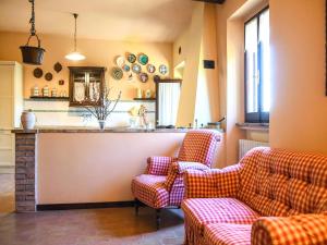 Fiorenzuola di FocaraSpacious apartment in a stone farmhouse的带两张沙发的客厅和厨房