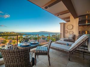 - un balcon avec un lit, des chaises et une table dans l'établissement Welcome To Our Beautifully Remodeled & Redecorated Sea La Vie L510 At Wailea Beach Villas!, à Wailea