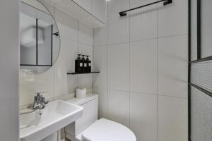 Ένα μπάνιο στο Unit J Hostel +34 φωτογραφίες