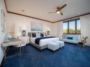 une chambre avec un lit, un bureau et un canapé dans l'établissement Welcome To Our Beautifully Remodeled & Redecorated Sea La Vie L510 At Wailea Beach Villas!, à Wailea