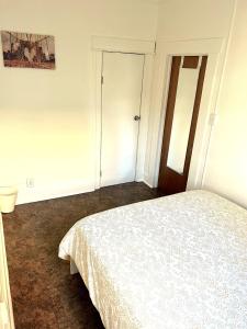 Ένα ή περισσότερα κρεβάτια σε δωμάτιο στο 7-14 mins to Times Square, Rare unit!