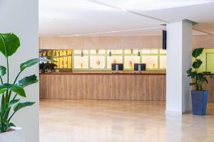 Un vestíbulo de un hospital con una sala de espera. en Sol Barbados, en Magaluf