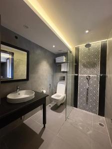 Un baño con lavabo, inodoro y ducha. en Hotel Mist Tree Mountain, en Gangtok