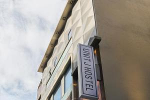 Πιστοποιητικό, βραβείο, πινακίδα ή έγγραφο που προβάλλεται στο Unit J Hostel