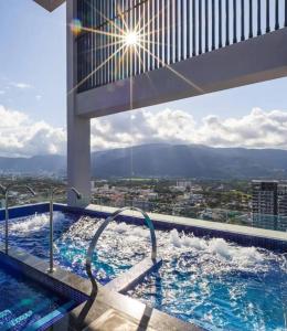 ein Swimmingpool auf einem Gebäude in der Unterkunft New and Cozy Georgetown Studio in George Town