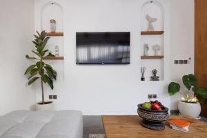 a living room with a table with a bowl of fruit at Villa Nida Premium by Tofino Villas in Uluwatu