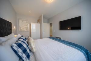 Postel nebo postele na pokoji v ubytování Dusky Dream Te Anau Luxury Accommodation