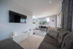 TV a/nebo společenská místnost v ubytování Dusky Dream Te Anau Luxury Accommodation