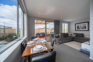 Posezení v ubytování Dusky Dream Te Anau Luxury Accommodation