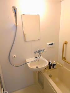 Koupelna v ubytování 江ノ電の線路沿いにある宿【film koshigoe】