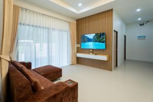 Μια τηλεόραση ή/και κέντρο ψυχαγωγίας στο Wow Mountain Pool Villa Aonang