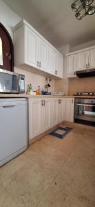 Kuchyň nebo kuchyňský kout v ubytování El Gouna Fanadir Lagoon 2-Bedroom Pool and Lagoon View Sleeps 4 Persons, Close to Abu Tig Marina, Mangroovy, and Kite Centers