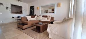 Posezení v ubytování El Gouna Fanadir Lagoon 2-Bedroom Pool and Lagoon View Sleeps 4 Persons, Close to Abu Tig Marina, Mangroovy, and Kite Centers + 25 fotografií