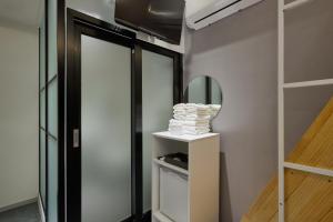 Unit M Hostel في سول: غرفة خلع الملابس مع مرآة ورف +43 صورة