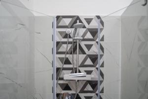 トリニタ・ダグルトゥにあるCarolina Houseのシャワーヘッド付きのシャワー付きのバスルーム +19枚の写真