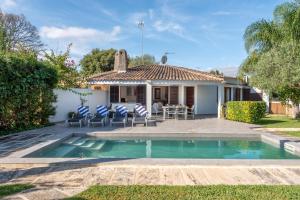 a villa with a swimming pool and a house at Casa Pequeña Crestatx in Crestatx