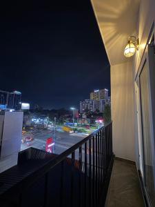 Un balcón con vista a una ciudad de noche. en SandDune Luxury Suites, en Ernakulam