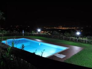 Pian di ScòにあるAppartamento La Tavernettaの夜間のスイミングプール(街を背景にしたプール付) +13枚の写真