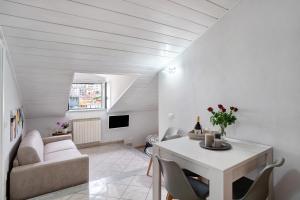a living room with a table and a couch at Casa intimissima in Imperia