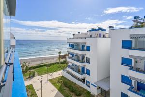 トロクス・コスタにあるPenthouse by the beachの建物のバルコニーから海の景色を望めます。