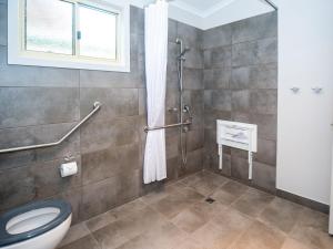 ウォーバートンにあるWarburton Holiday Parkのシャワーとトイレ付きのバスルーム +80枚の写真