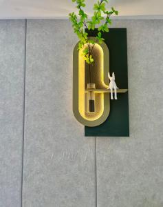 a letter p with a plant on a wall at Hoàng Huy Hotel in Cat Ba