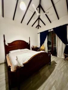 Ένα ή περισσότερα κρεβάτια σε δωμάτιο στο Queens Garden