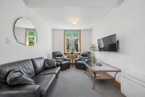 TV a/nebo společenská místnost v ubytování Bellbird House - Paekakariki Holiday Home