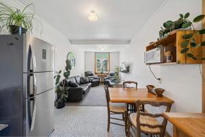 Kuchyň nebo kuchyňský kout v ubytování Bellbird House - Paekakariki Holiday Home