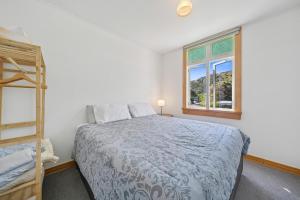 Postel nebo postele na pokoji v ubytování Bellbird House - Paekakariki Holiday Home