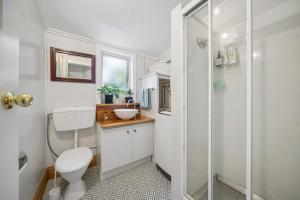 Koupelna v ubytování Bellbird House - Paekakariki Holiday Home + 6 fotografií