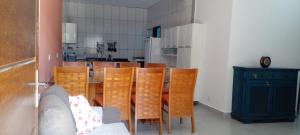 Köök või kööginurk majutusasutuses Casa confortável com churrasqueira, wifi e ar condicionado