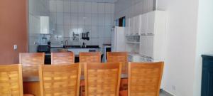 Köök või kööginurk majutusasutuses Casa confortável com churrasqueira, wifi e ar condicionado