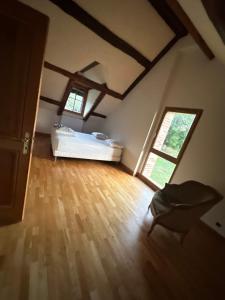 Souesmesにあるmaison campagneのベッドと木の床のある寝室