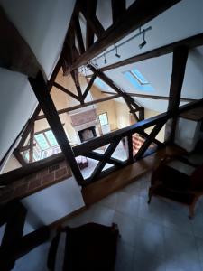 Souesmesにあるmaison campagneの梁出し天井のリビングルームの上から見渡せる