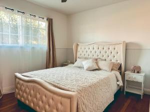 Un dormitorio con una cama grande con una ventana grande. en Modern SD Oasis with Pool & HotTub, en San Diego 13 fotos más