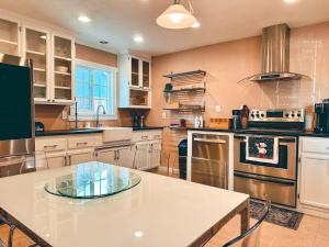 cocina grande con mesa blanca y electrodomésticos en Modern SD Oasis with Pool & HotTub, en San Diego