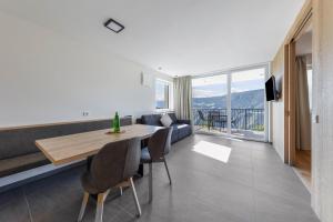 コッラルボにあるThalerhof Naturae Montes Rittenのテーブルとソファのあるリビングルーム +23枚の写真