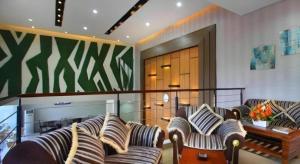 un salon avec deux canapés et une table dans l'établissement Sumi Hotel Simpang Lima Semarang, à Semarang