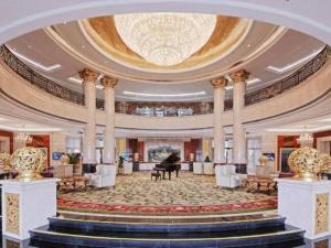 Un vestíbulo de un hotel con un gran techo. en Hengda Hotel Jinshazhou, en Shijing 237 fotos más
