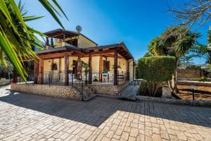 una imagen de una casa en Delux with private pool, en Castellammare del Golfo