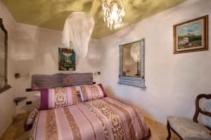Un dormitorio con una cama y una lámpara de araña. en Casa Gocce Di Cristallo, en Varazze