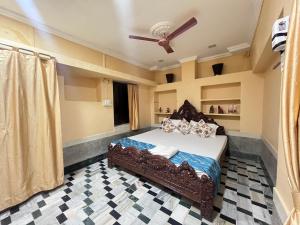 Postel nebo postele na pokoji v ubytování Hotel Surja Jaisalmer