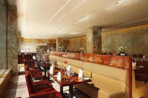 un restaurant avec des tables et des chaises en bois ainsi qu'un bar dans l'établissement Hotel Leader Changsha, à Changsha