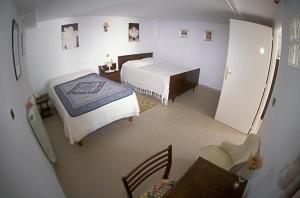 1 dormitorio con 1 cama, 1 mesa y 1 silla en L'Hernani, en Capbreton