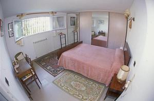 Habitación pequeña con cama y baño. en L'Hernani, en Capbreton