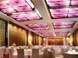 une salle de banquet avec des tables blanches et des plafonds violets dans l'établissement Grand Metropark Hotel Qingdao, à Qingdao 129 autres photos