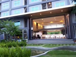 une image d'un bâtiment à grande façade en verre dans l'établissement A+ Hotel, à Ban Na Khwai